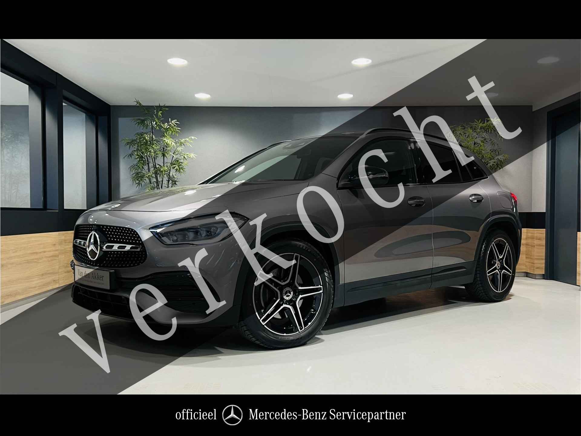 Mercedes-Benz GLA 180 AMG // Panoramadak // Geheugen Stoelen // MultiBeam LED // Night Pakket // Alarm // Elek. Achterklep // 19 inch